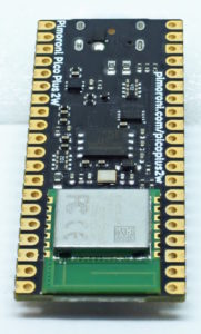 Abbildung 4: Rückseite des Pimoroni Pico Plus 2W mit RM2-Chip.