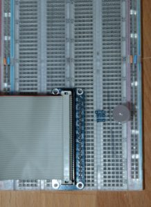 Abbildung 1: Der Testaufbau besteht unter anderem aus einem Raspberry Pi 4 und einer über den USB-3-Port angeschlossenen Festplatte.