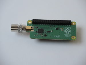 Abbildung 1: Der TV&nbsp;HAT entspricht als &micro;HAT ungef&auml;hr der Gr&ouml;&szlig;e eines Raspberry&nbsp;Pi Pico und sitzt&hellip;