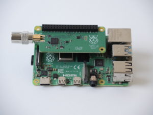 Abbildung 2: &hellip;so auf einem Raspberry&nbsp;Pi&nbsp;4B. F&uuml;r den n&ouml;tigen Abstand sorgt die beim TV&nbsp;HAT mitgelieferte GPIO-Leiste.