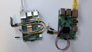 Abbildung 3: Der Versuchsaufbau mit je einem Raspberry Pi 3 und 4, an denen die beiden nRF24L01-Module hängen. Quelle: Martin Mohr