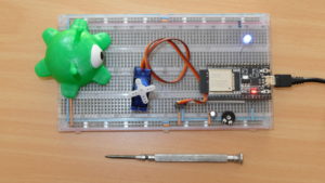 Abbildung 3: Im Testaufbau fährt ein Servermotor an eine Position, die von einem analogen Wert vorgegeben wird. Gleichzeitig blinkt eine LED.