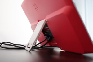 Abbildung 3: Der Klappst&auml;nder verspricht Flexibilit&auml;t und verf&uuml;gt wie auch der Monitor &uuml;ber Kunststoffstreifen, die daf&uuml;r sorgen, dass in der Halterung alles an Ort und Stelle bleibt.