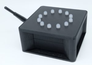 Abbildung 1: Das Servergeh&auml;use mit gedrucktem Deckel und LEDs zur Statusanzeige.