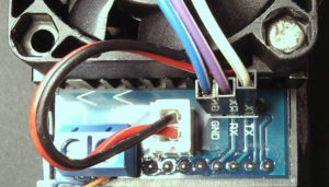 Abbildung 2: Das serielle Interface des XY-FZ35: Links unten im Bild sehen Sie die Schraubklemmen für die Leitungen zur Testquelle.