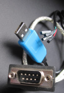 Abbildung 3: Reduzierter Platzbedarf: Ein alter 9-poliger RS232-Stecker im Vergleich mit der modernen TTL-Ausführung.