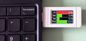 Abbildung 1: Der Systemmonitor ist über USB an den Rechner angeschlossen.