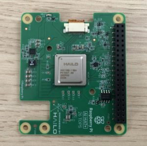Abbildung 1: Der nahezu quadratische HAT+ enth&auml;lt in der Mitte den Hailo-KI-Chip.