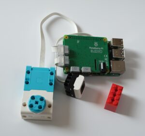 Abbildung 1: Hier verbindet der Build HAT einen Motor und einen Farbsensor aus dem Spike-Kasten mit dem Raspberry Pi.
